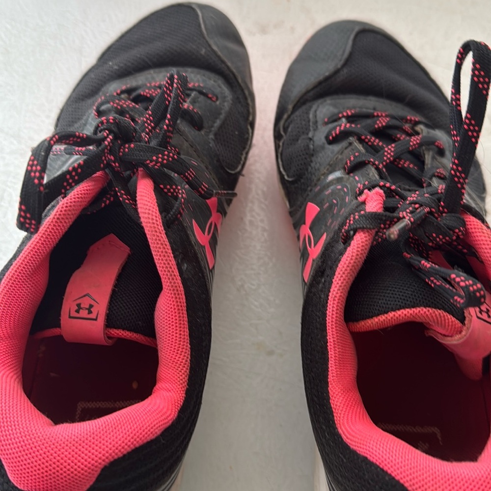 A nearly new pair of woman’s softball cleats
W  8.5